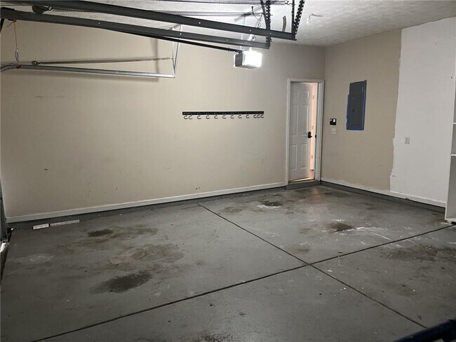 Building Photo - 3184 Elmwood Ct