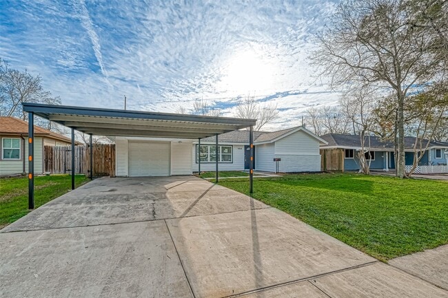 Building Photo - 1914 Lynnview Dr