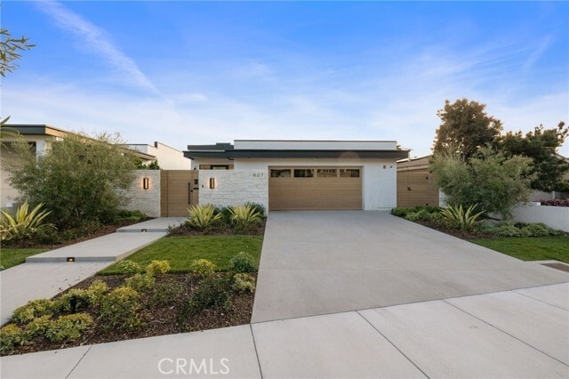 Building Photo - 807 N Paulina Ave