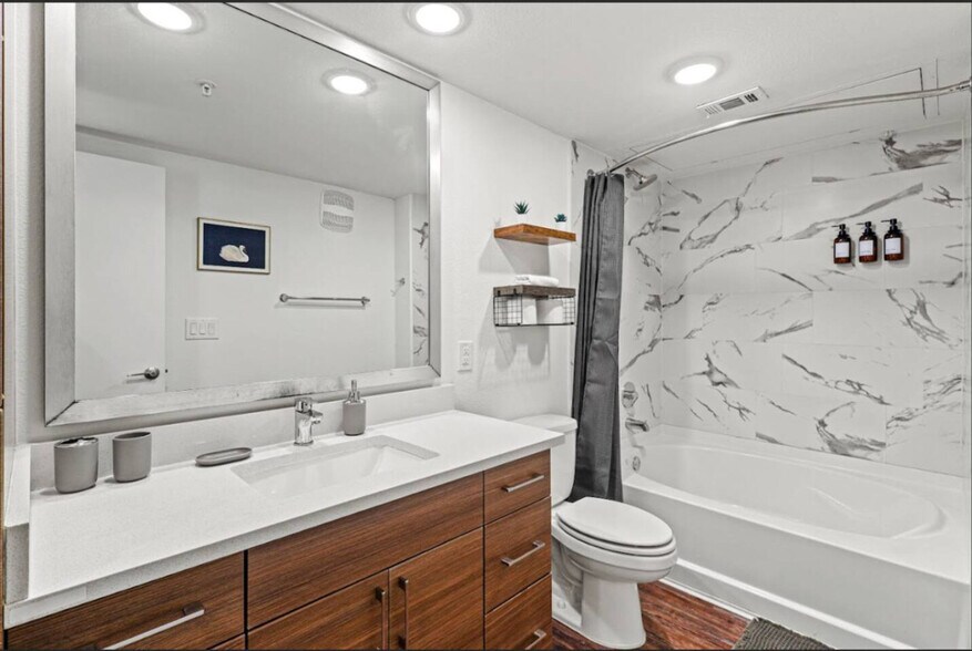 Building Photo - 120 N Madison Ave