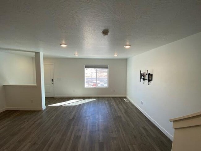 Building Photo - Coming Soon! 3 Bedroom 2 bath with Garage-...