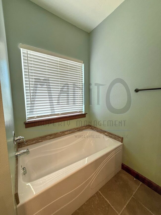 Building Photo - Spacious Home With Stunning Sunset Views