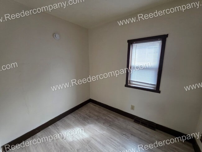 Building Photo - 3 bedroom house with brand new flooring