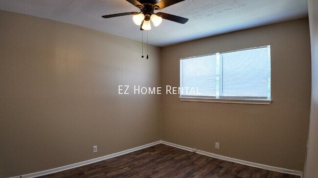 Building Photo - Price to Lease Fast! $899/mth!