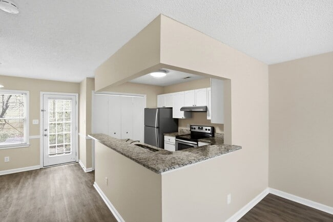 Building Photo - Oakhurst Living at Its Finest (Fresh Paint - New Carpet)