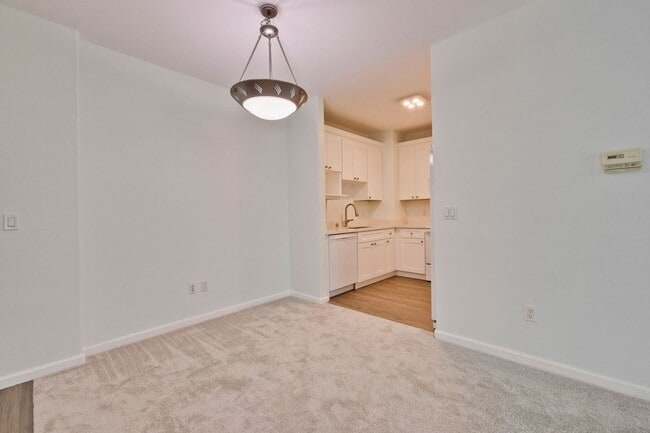 Building Photo - Excellent 2 Bed 2 Bath Condo - Completely Remodeled!