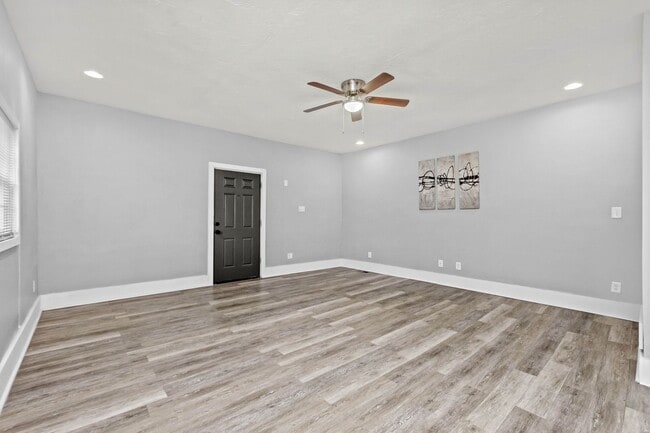 Building Photo - Stunning 3 bedroom home in McKees Rocks av...