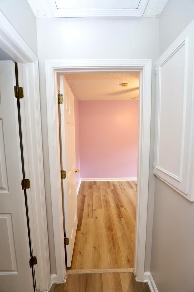 Building Photo - 806 Club Ln