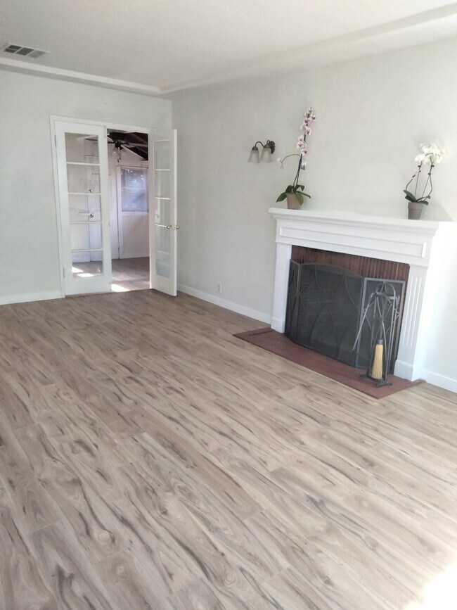 Building Photo - 15235 La Maida St