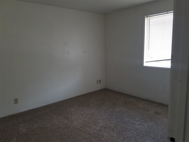 Building Photo - 4279 River Rd