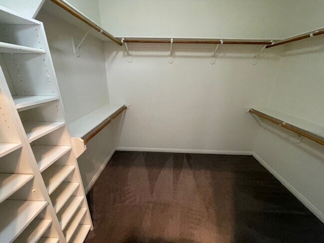 Building Photo - FANTASTIC SPACIOUS HOME LOCATED IN GATED C...