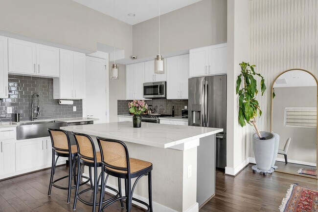 Building Photo - 806 Thornton Rd