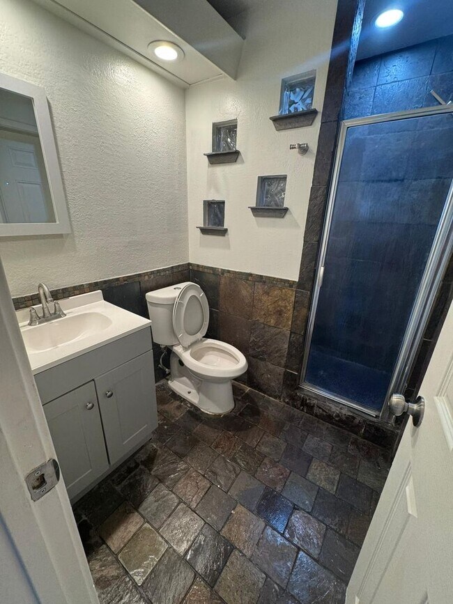 Building Photo - Modern living in Mesquite