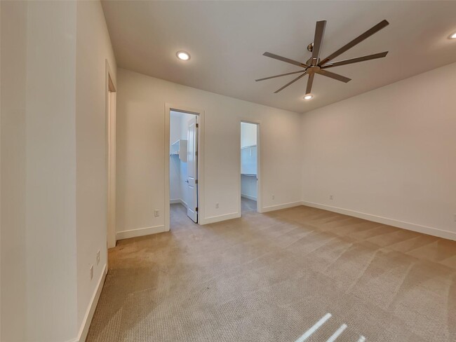 Building Photo - 129 E Oscar Dr