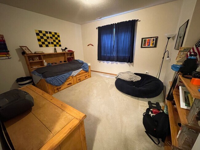 Building Photo - ADORABLE 5 BEDROOM, 4 BATH, 3 CAR GARAGE L...