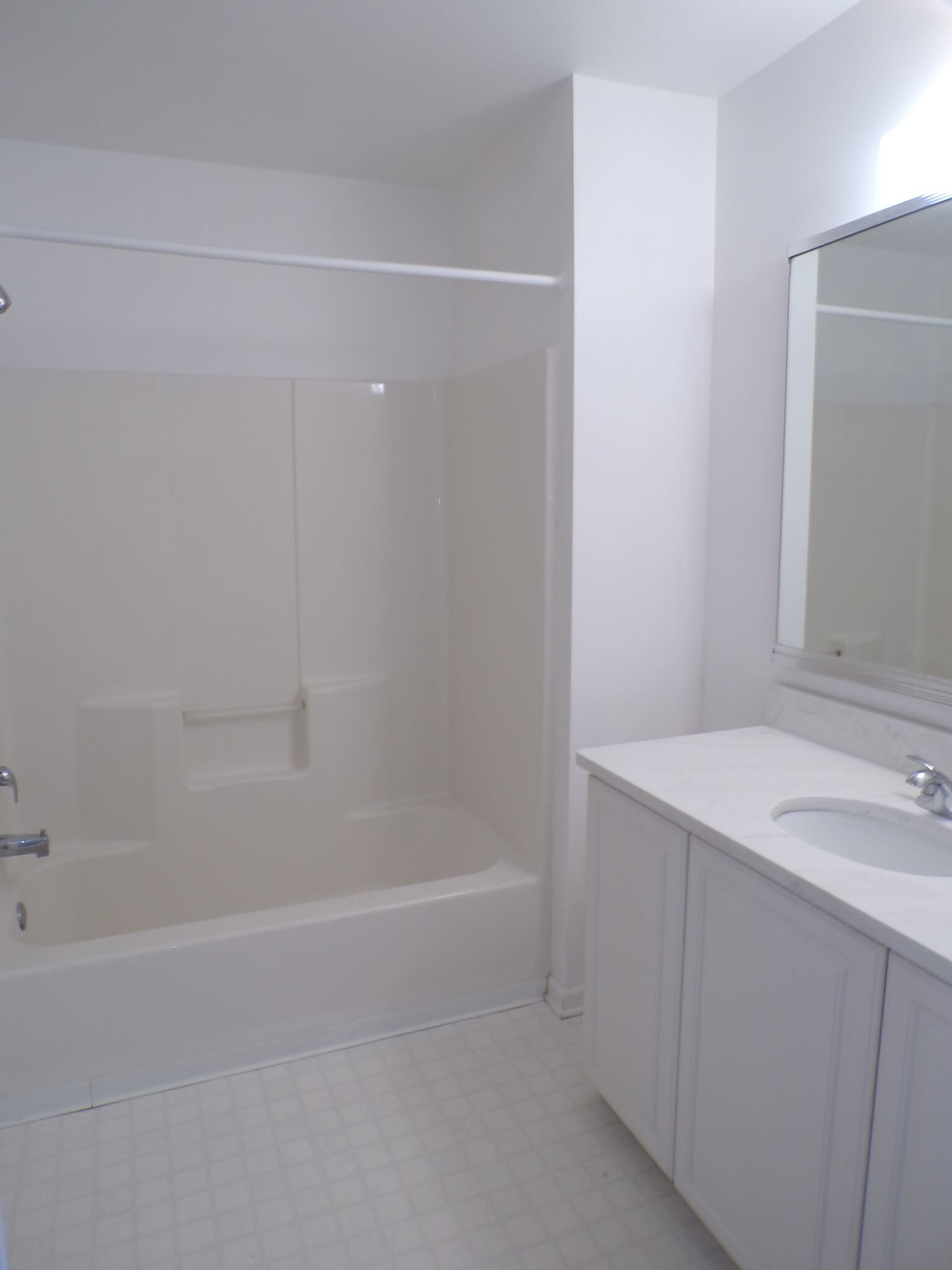 2nd floor full bathroom - 7721 Cross Creek Cir