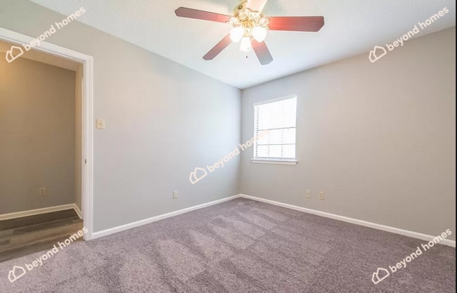 Building Photo - Updated 3BD/1.5BA Gem with Fireplace & Fen...