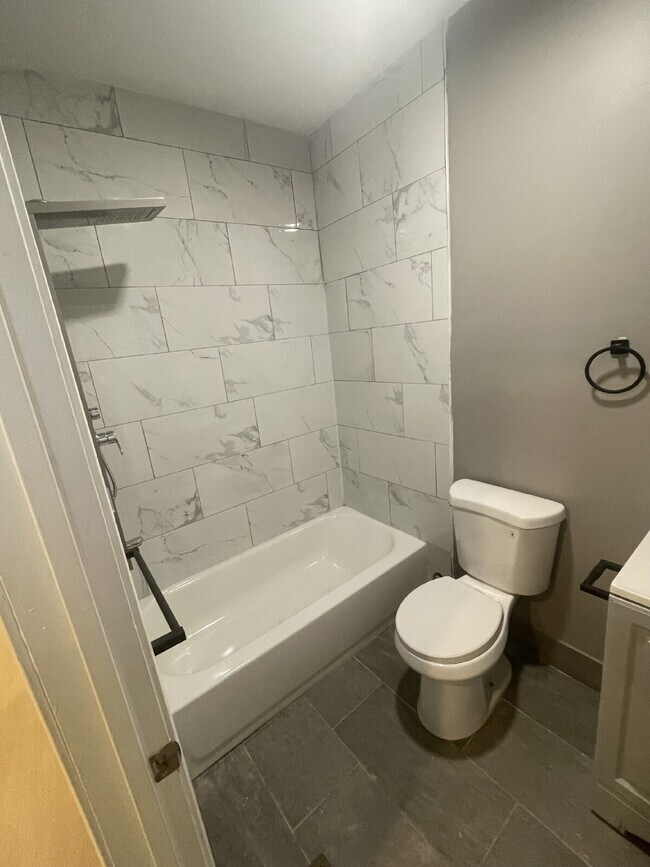 Building Photo - 3 Bedroom Fresh Renovation in Leetsdale!