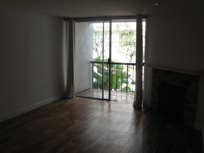 Building Photo - 8530 Holloway Dr