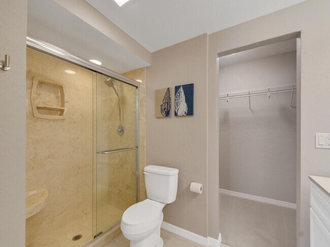 Building Photo - 3206 S Lakeview Cir