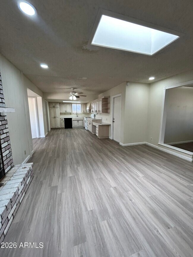 Building Photo - 711 N Oracle Cir