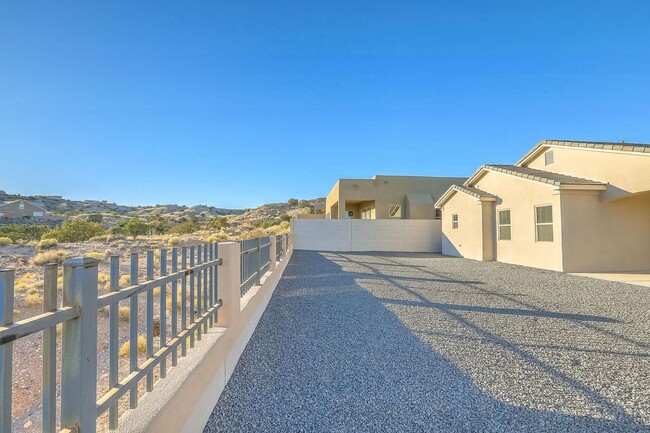 Building Photo - Beautiful Mariposa Home