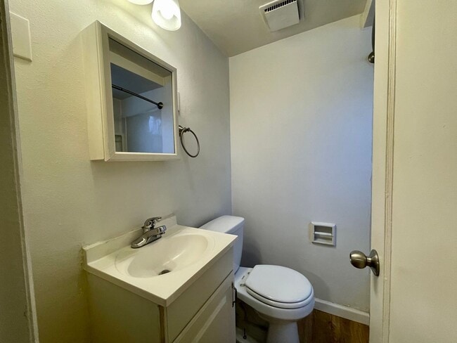 Building Photo - COZY 1BD/1BA LOWER SOUTH HILL APARTMENT | A/C | ON-SITE LAUNDRY | PET FRIENDLY | AVAIL NOW
