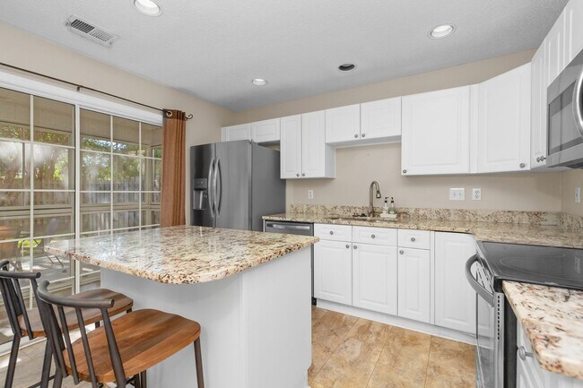 Building Photo - Townhome in The Market Common!