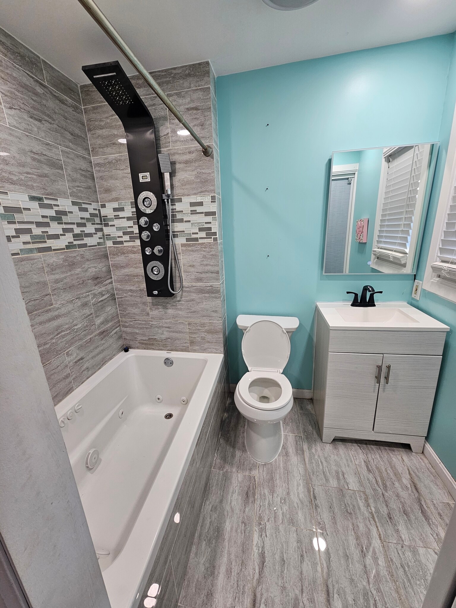 2nd bathroom - 705 Pennsylvania Ave