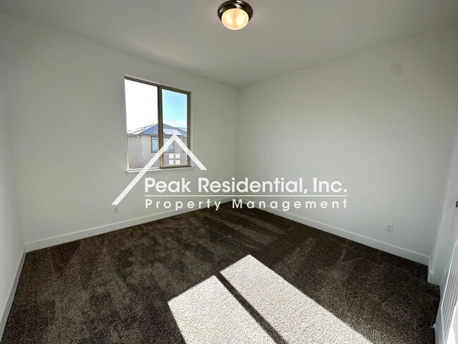 Building Photo - Brand New West Roseville 4bd/3.5ba with Se...
