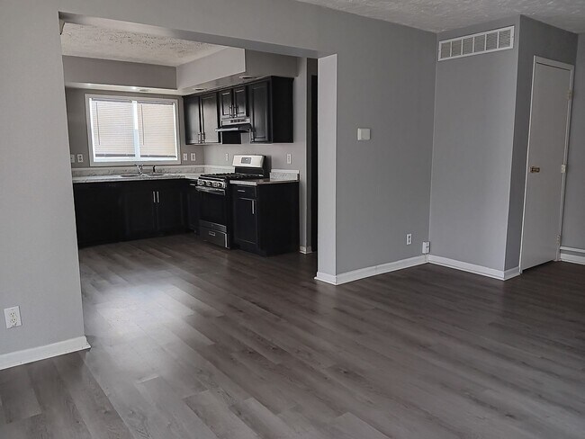 Building Photo - 4 Bed / 2 Full Bath Tri-Level — Garage, Dishwasher, Central A/C, W/D Hookups - Built 2001