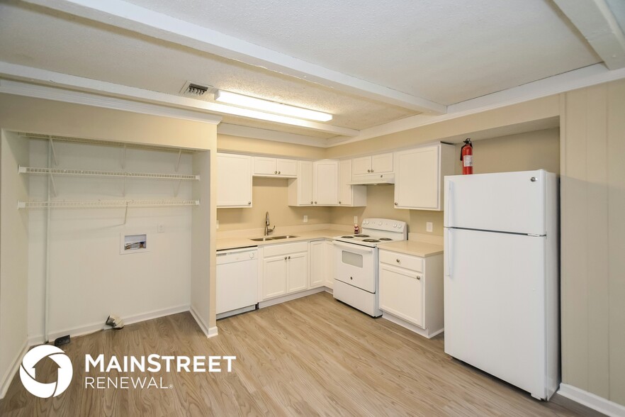 Building Photo - 5084 Oak Leaf Cir