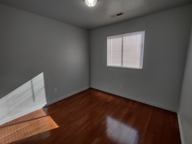 Building Photo - Hot Property! 3 Bedrooms under $1600!!!