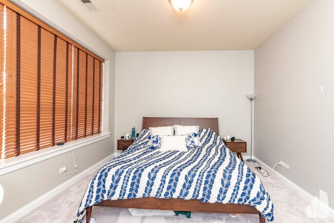 Building Photo - 1815 N Milwaukee Ave