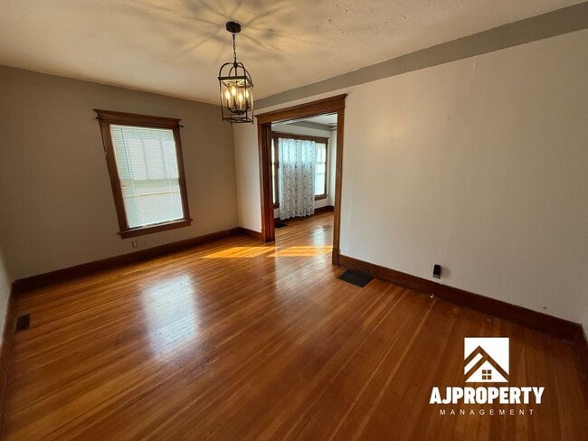 Building Photo - 821 N Prairie Ave