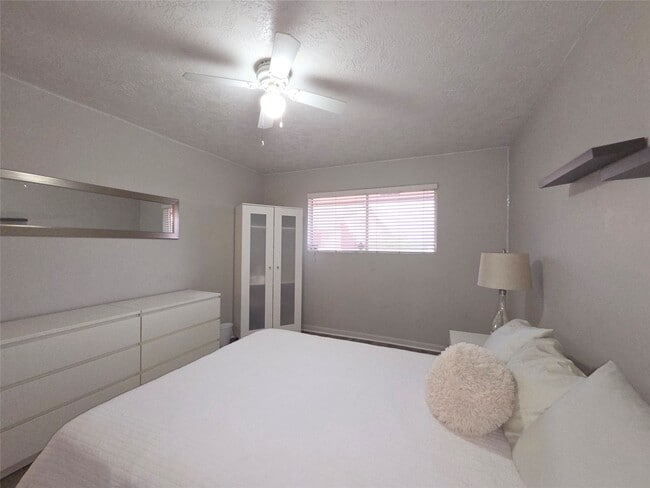 Building Photo - 801 River Rd