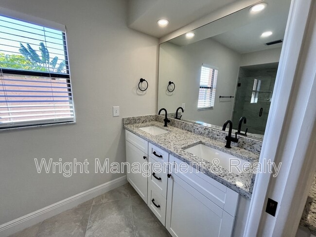 Building Photo - 5008 S Shore Dr