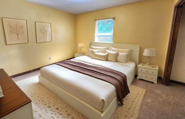 Building Photo - Open Floorplan, 3BD/3Bath with a Huge Sunr...