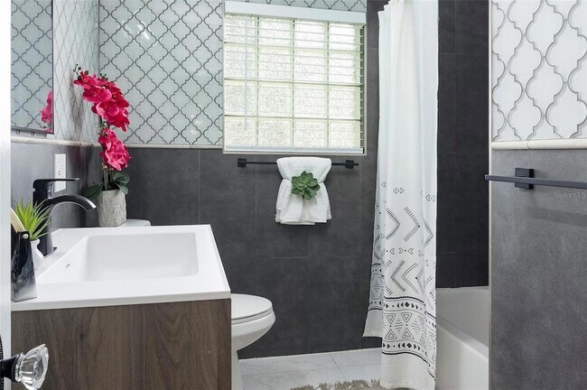 Building Photo - 701 38th Ave N