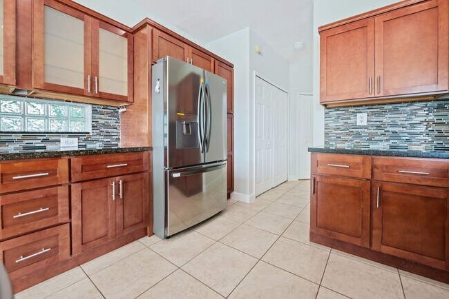 Building Photo - Spacious Waterfront 3-bedroom 3-bath Singl...