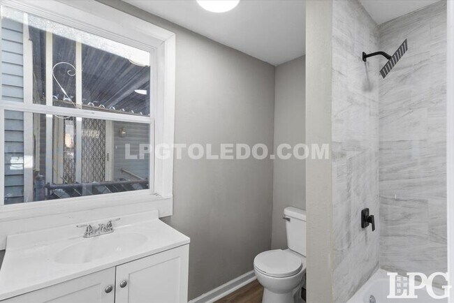 Building Photo - 1204 Navarre Ave