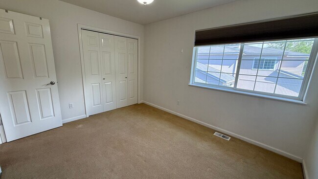 Building Photo - West Side 3 Bed/2.5 Bath Townhouse Condo. Available NOW!