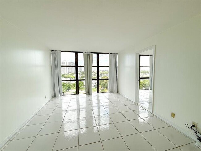 Building Photo - 800 Parkview Dr