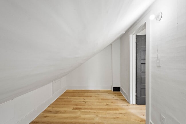 Building Photo - MOVE IN READY! FULLY RENOVATED 2-BEDROOM I...