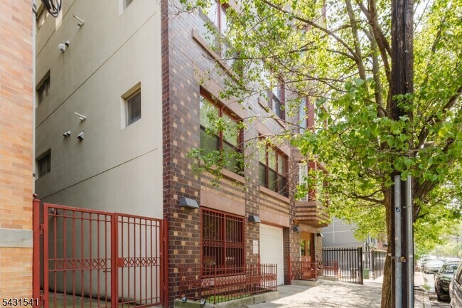Building Photo - 323 Jackson St
