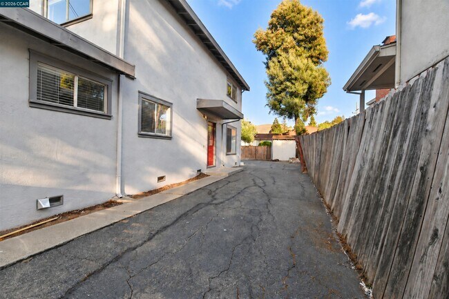 Building Photo - 3121 Alhambra Ave