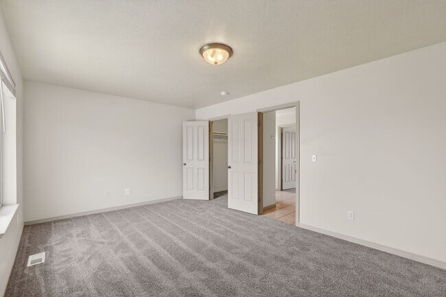 Building Photo - Must-See Apartment in Pheasant Ridge  Pocatello!