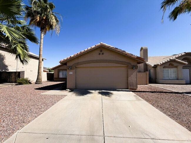 Building Photo - 3 bedroom 2 bathroom located in desirable Ahwatukee!