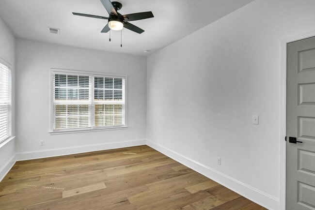 Building Photo - Pre-Leasing for the 26-27 School Year! - N...