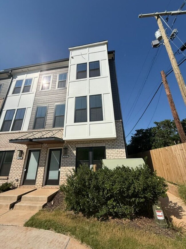 Building Photo - 6010 Old Pineville Rd